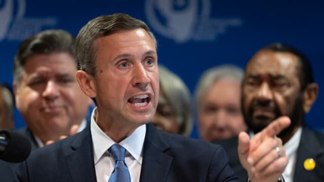 Demócratas y estrategas presionan al Comité Nacional Demócrata para publicar análisis de derrotas 2024