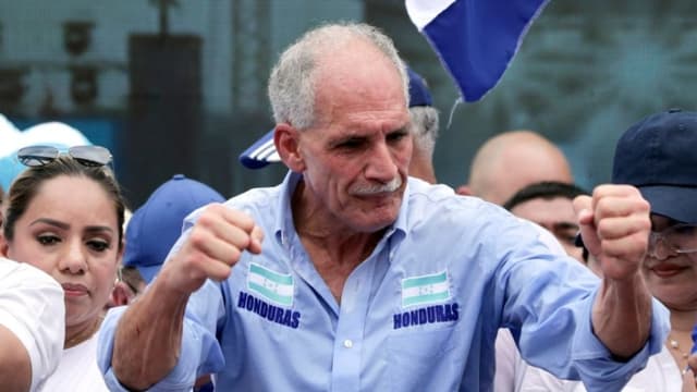 Fotografía de archivo del 27 de julio de 2025 del candidato a la Presidencia de Honduras por el Partido Nacional, Nasry Asfura, reaccionando durante un evento en Tegucigalpa, Honduras. (EFE/ Gustavo Amador / ARCHIVO)