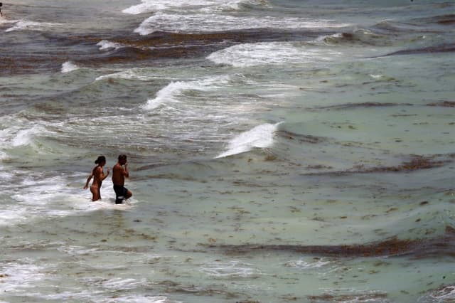 Turistas disfrutan de una playa en Playa del Carmen, en Tijuan, México. Imagen de archivo. (EFE/Alonso Cupul)