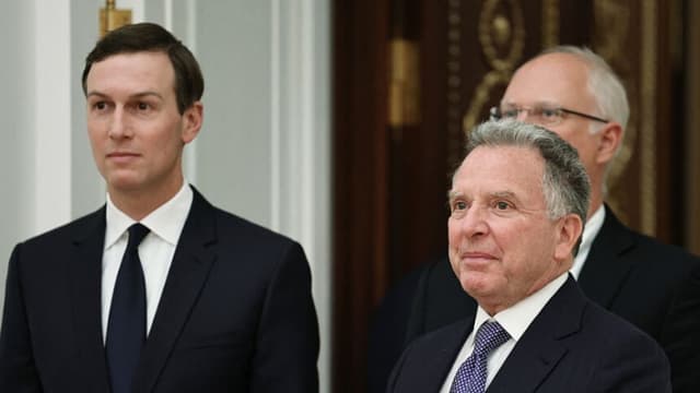 En esta fotografía colectiva distribuida por la agencia estatal rusa Sputnik, se ve al enviado especial de Estados Unidos, Steve Witkoff, y al yerno del presidente estadounidense Donald Trump, Jared Kushner, acompañados por el enviado económico del Kremlin, Kirill Dmitriev, antes de una reunión con el presidente de Rusia en el Kremlin, en Moscú, el 2 de diciembre de 2025. (Alexander KAZAKOV / POOL / AFP vía Getty Images)