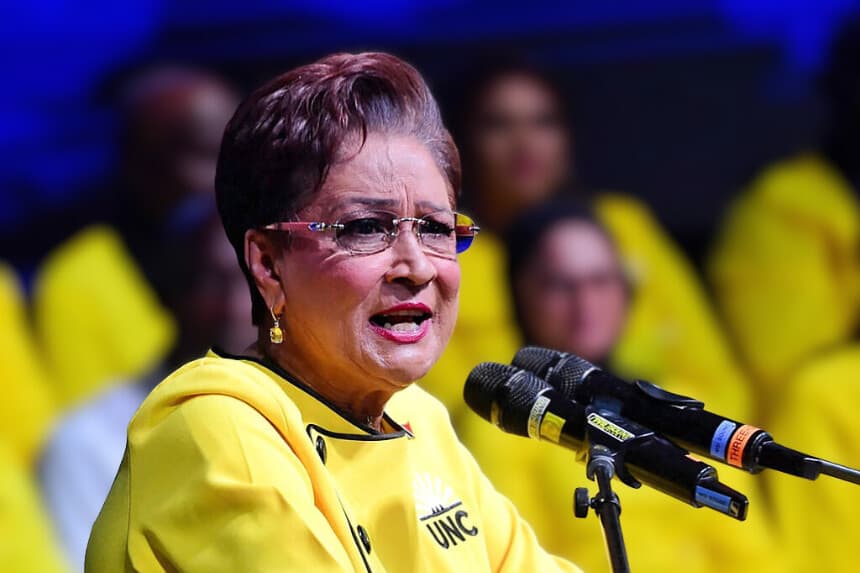Kamla Persad-Bissessar, líder del partido Congreso Nacional Unido, se dirige a sus seguidores durante un mitin en Puerto España, Trinidad y Tobago, el 26 de abril de 2025. (PRIOR BEHARRY/AFP vía Getty Images)