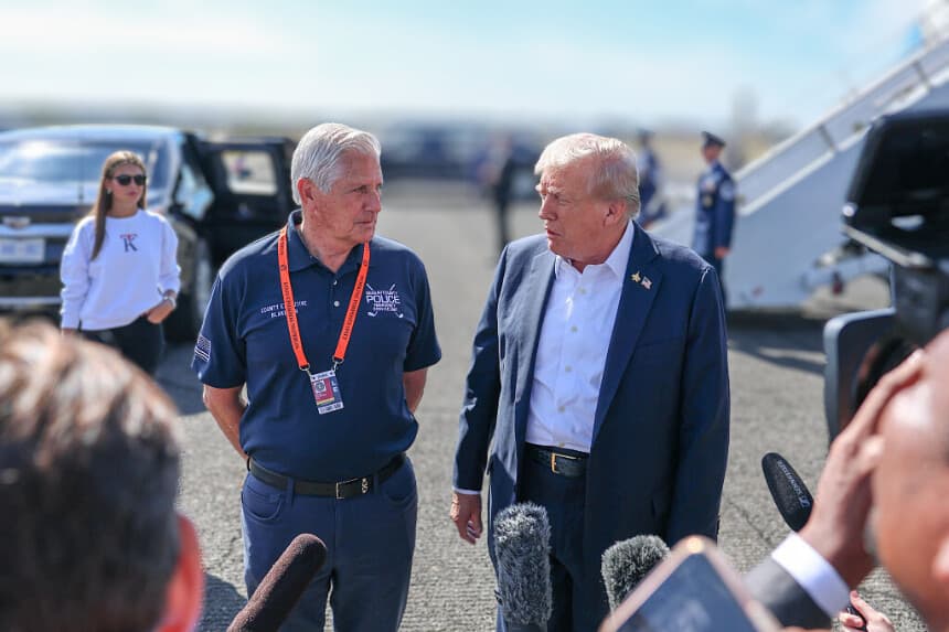El presidente de Estados Unidos, Donald Trump, junto a Bruce Blakeman, ejecutivo del condado de Nassau, Nueva York, mientras habla con los medios de comunicación tras llegar al aeropuerto Republic en el Air Force One el 26 de septiembre de 2025 en Farmingdale, Nueva York. (Anna Moneymaker/Getty Images)