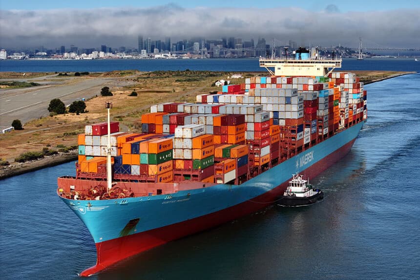 En una vista aérea, un buque portacontenedores llega al puerto de Oakland el 1 de agosto de 2025 en Oakland, California. (Justin Sullivan/Getty Images)