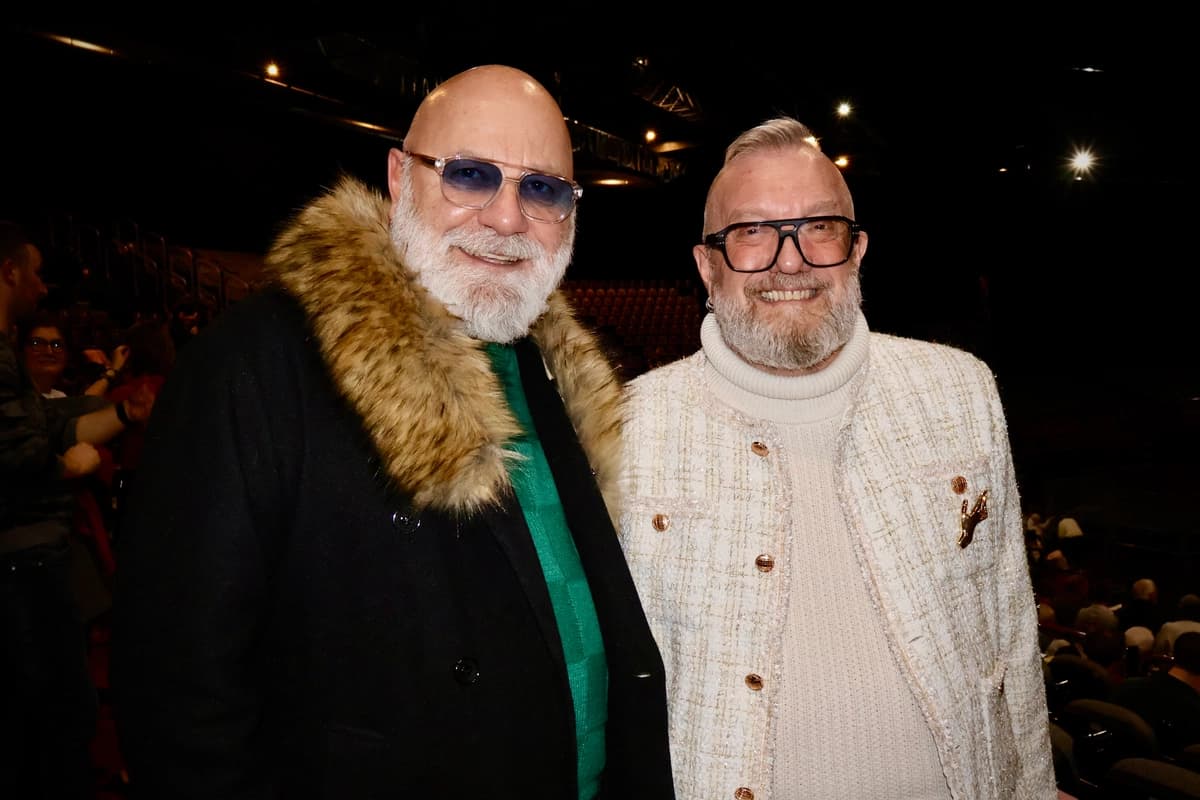 Eric Kerlé Kosniewski (izq.) y Fabrice disfrutaron de la matiné de Shen Yun en Galaxie Amnéville el 20 de diciembre de 2025. (Ni Zhang/The Epoch Times)