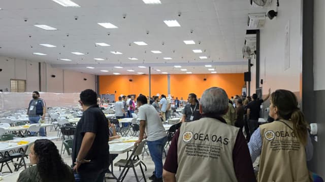 Fotografía cedida por el Consejo Nacional Electoral (CNE) que muestra a personas durante el escrutinio especial en Honduras. (EFE/ Consejo Nacional Electoral)