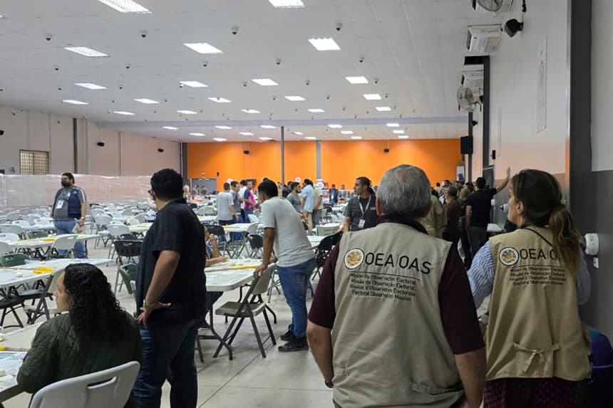 Fotografía cedida por el Consejo Nacional Electoral (CNE) que muestra a personas durante el escrutinio especial en Honduras. (EFE/ Consejo Nacional Electoral)