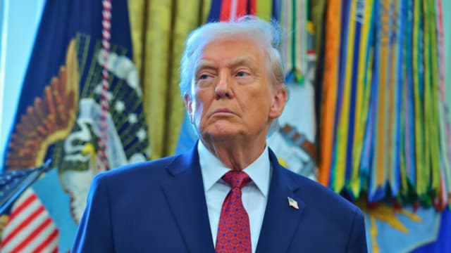 WASHINGTON, DC - 15 DE DICIEMBRE: El presidente de los Estados Unidos, Donald Trump, escucha durante una ceremonia de entrega de la Medalla de Defensa Fronteriza Mexicana en el Despacho Oval de la Casa Blanca el 15 de diciembre de 2025 en Washington, DC. Durante la ceremonia, Trump reconoció a los primeros 13 miembros del servicio que recibieron la recientemente creada Medalla de Defensa Fronteriza Mexicana (MBDM), que reconoce a los miembros del servicio que apoyan a la Oficina de Aduanas y Protección Fronteriza en la frontera entre Estados Unidos y México. (Foto de Anna Moneymaker/Getty Images).