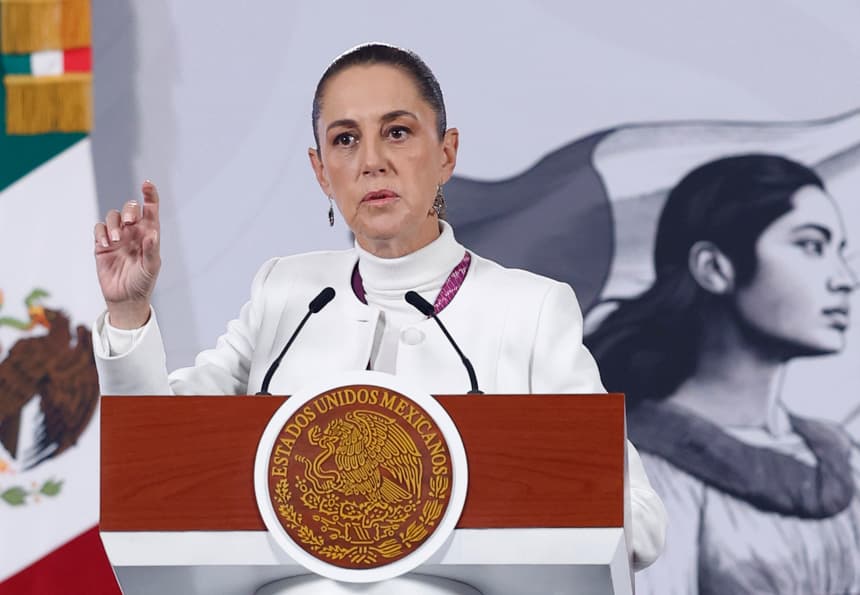 La presidenta de México Claudia Sheinbaum, habla durante una rueda de prensa este lunes en Palacio Nacional de la Ciudad de México (EFE/Sáshenka Gutiérrez)
