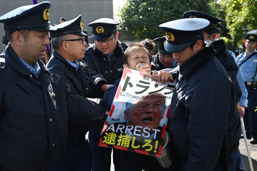 La policía retira a un manifestante anti-Trump cerca del Palacio de Akasaka, donde el presidente estadounidense Donald Trump se reunía con la primera ministra japonesa Sanae Takaichi, en Tokio, el 28 de octubre de 2025. (Foto de GREG BAKER / AFP) (Foto de GREG BAKER/AFP a través de Getty Images).