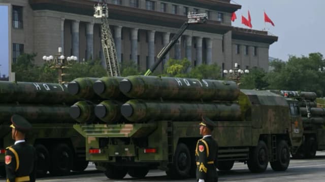 Misiles antibalísticos HQ-19 durante un desfile militar en la plaza de Tiananmen, en Beijing, el 3 de septiembre de 2025. (Greg Baker/AFP a través de Getty Images)