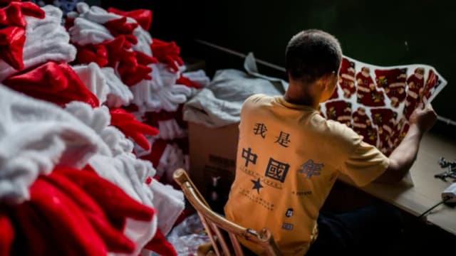 Un trabajador prepara adornos navideños para exportación en una fábrica cerca de Yiwu, provincia de Zhejiang, China, el 28 de abril de 2025. (Kevin Frayer/Getty Images)