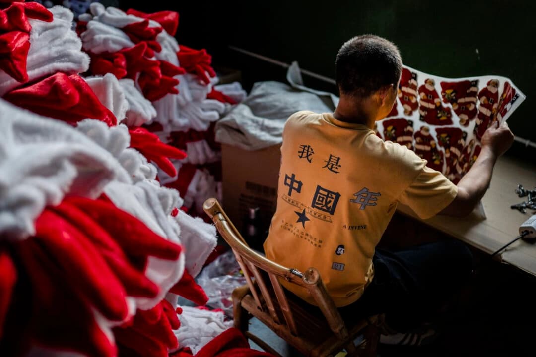 Un trabajador prepara adornos navideños para exportación en una fábrica cerca de Yiwu, provincia de Zhejiang, China, el 28 de abril de 2025. (Kevin Frayer/Getty Images)