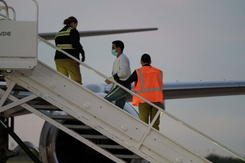 Un hombre esposado sube al primer vuelo de deportación de venezolanos indocumentados tras un acuerdo entre Estados Unidos y Venezuela en Harlingen, Texas, el 18 de octubre de 2023. (VERÓNICA G. CARDENAS/AFP vía Getty Images)