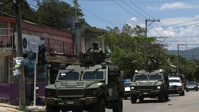 Integrantes del Ejercito Mexicano patrullan por una calle en el estado de Guerrero (Imagen de archivo. EFE/ José Luis De La Cruz)
