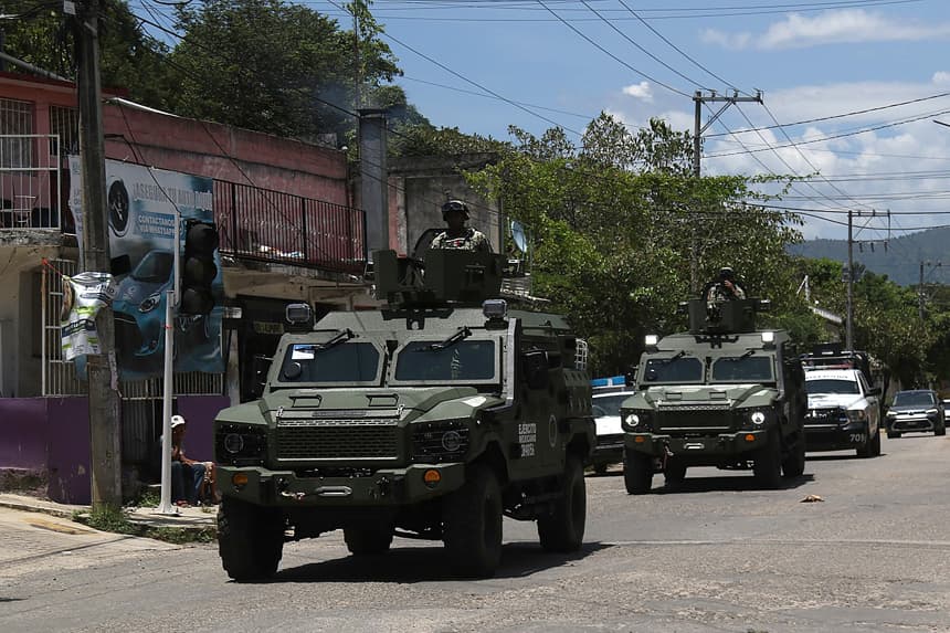 Integrantes del Ejercito Mexicano patrullan por una calle en el estado de Guerrero (Imagen de archivo. EFE/ José Luis De La Cruz)