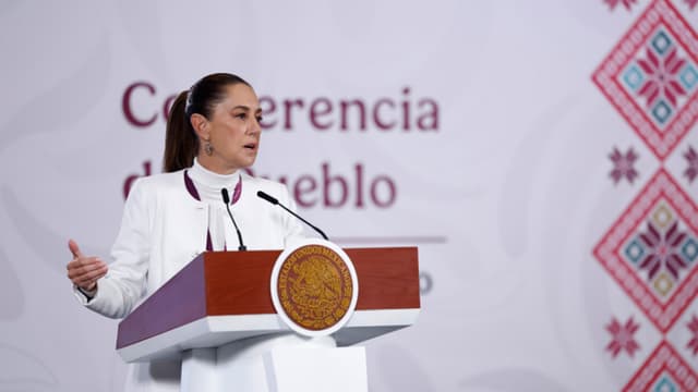 La presidenta de México Claudia Sheinbaum, habla durante una rueda de prensa este lunes en Palacio Nacional de la Ciudad de México. Sheinbaum confirmó el envío de petróleo de México a Cuba como parte de los acuerdos bilaterales de cooperación energética y financiera y en "continuidad a serie de apoyos" que se han dado "históricamente" a la isla caribeña. (EFE/Sáshenka Gutiérrez)