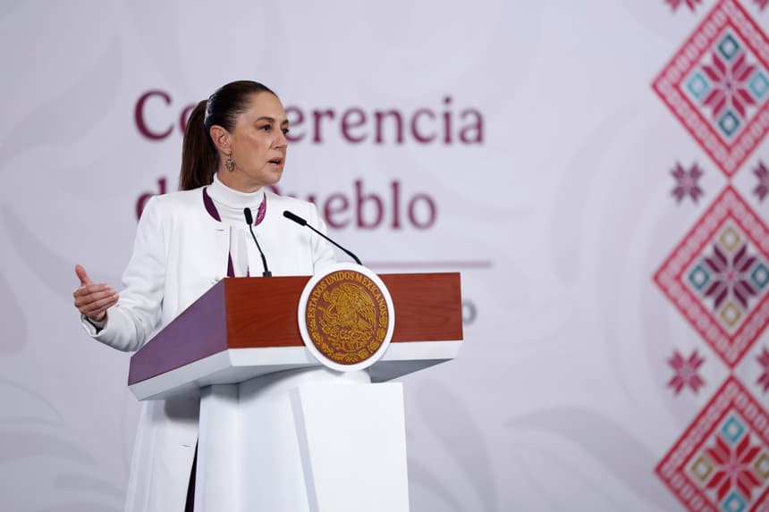 La presidenta de México Claudia Sheinbaum, habla durante una rueda de prensa este lunes en Palacio Nacional de la Ciudad de México. Sheinbaum confirmó el envío de petróleo de México a Cuba como parte de los acuerdos bilaterales de cooperación energética y financiera y en "continuidad a serie de apoyos" que se han dado "históricamente" a la isla caribeña. (EFE/Sáshenka Gutiérrez)