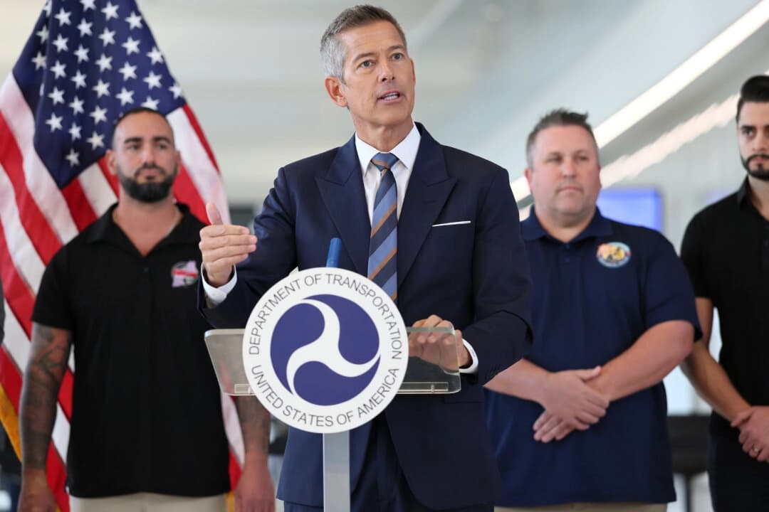 El secretario de Transporte, Sean Duffy, habla durante una rueda de prensa en el aeropuerto LaGuardia de Nueva York el 28 de octubre de 2025. Michael (M. Santiago/Getty Images)