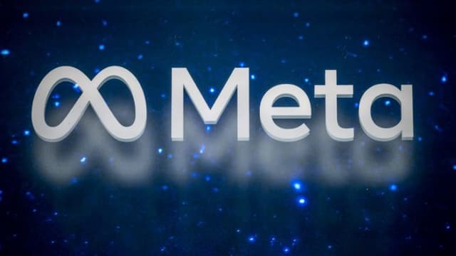 Una fotografía tomada durante la reunión anual del Foro Económico Mundial (FEM) en Davos el 19 de enero de 2025 muestra el logotipo de Meta, la empresa estadounidense propietaria y operadora de Facebook, Instagram, Threads y WhatsApp. (FABRICE COFFRINI/AFP a través de Getty Images)