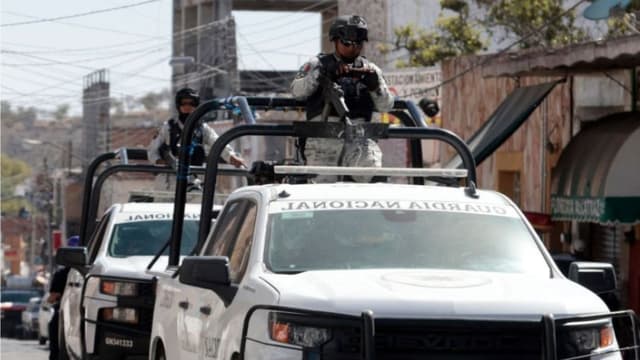 Oficiales de la Guardia Nacional patrullan en una camioneta como parte de una operación permanente en el municipio de Teocaltiche, Jalisco el 24 de febrero de 2025. (ULISES RUIZ/AFP a través de Getty Images)