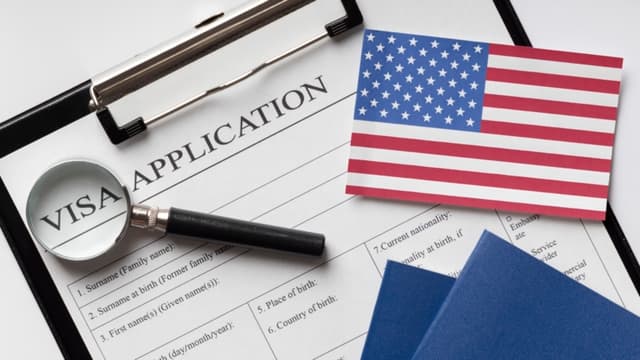 Juez federal avala la tarifa de 100 mil dólares de Trump para visados H-1B