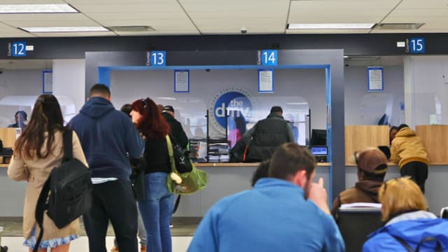 Juez federal ratifica los permisos de conducir de Nueva York para inmigrantes ilegales