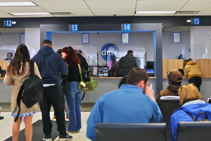 NUEVA YORK, NUEVA YORK - 28 DE ABRIL: Las personas hacen fila en la Oficina de Vehículos Motorizados del Estado de Nueva York el 28 de abril de 2025 en la ciudad de Nueva York. El 7 de mayo es la próxima fecha límite para solicitar una identificación Real ID, que será necesaria para viajar en vuelos nacionales y acceder a ciertas instalaciones federales. Los solicitantes deben proporcionar documentación específica para obtener la identificación aprobada por el gobierno federal antes de la fecha límite. (Foto de Michael M. Santiago/Getty Images).
