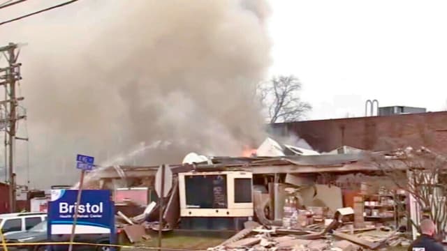 Los equipos de emergencia acuden al lugar del incendio tras una explosión en una residencia de ancianos en Bristol Township, Pensilvania, el 23 de diciembre de 2025. (WPVI-TV/6ABC vía AP).
