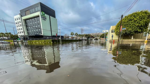 Fotografía de una inundación provocada en Ensenada, México. Imagen de archivo. (EFE/ Alejandro Zepeda)