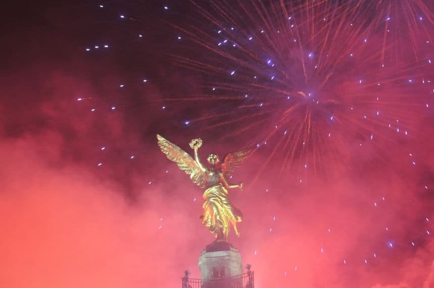 Imagen del Ángel de la Independencia, en Ciudad de México, donde miles de personas celebran la llegada del año nuevo. Imagen de archivo. (EFE/Sáshenka Gutiérrez)