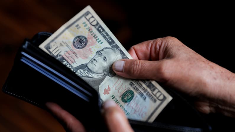 Cuatro alzas consecutivas llevan al peso a sostenerse por debajo de 18 por dólar