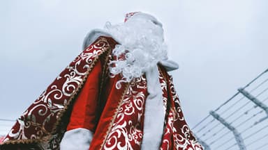 Investigan robo en una tienda de comestibles realizado por sospechosos vestidos de Santa Claus y elfos