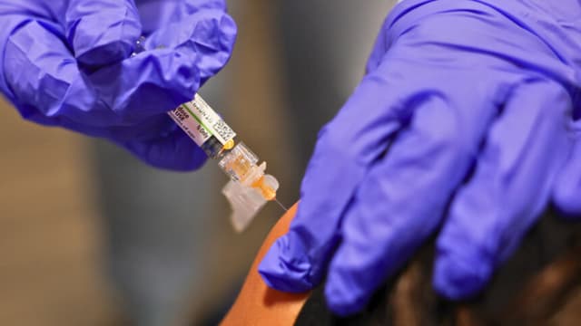 Una mayoría reducida considera que las vacunas son seguras y eficaces: encuesta