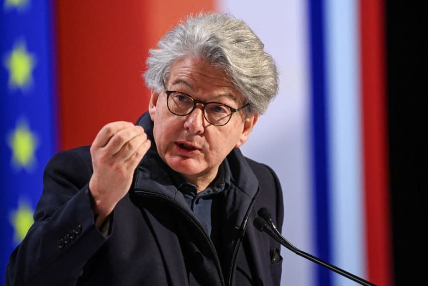 El comisario europeo de Mercado Interior, Thierry Breton, pronuncia un discurso durante el congreso del partido centrista MoDem en Blois, el 23 de marzo de 2024. (SEBASTIEN SALOM-GOMIS/AFP vía Getty Images)