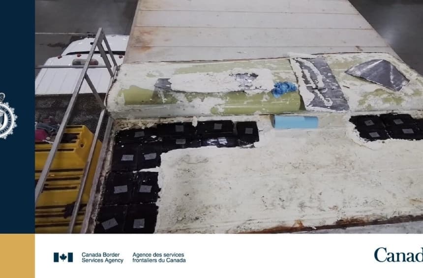 La Agencia de Servicios Fronterizos de Canadá (CBSA) encontró más de 26 kilogramos de cocaína ocultos en un contenedor en el Centro de Inspección de Contenedores de Tsawwassen, el 31 de octubre. La agencia indicó que la droga estaba oculta en cajas declaradas como fruta congelada procedente de Colombia. (Folleto/CBSA)