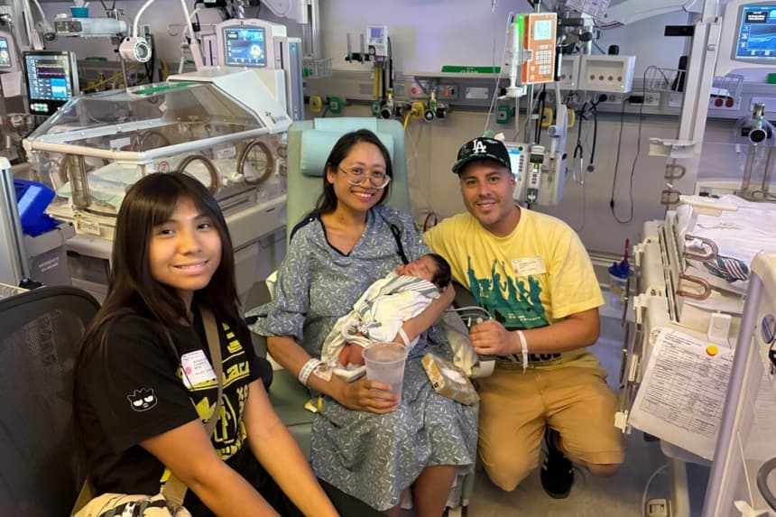 Esta foto proporcionada por la familia muestra, de izquierda a derecha, a Kaila, Suze, Ryu y Andrew López en el hospital Cedars-Sinai de Los Ángeles, en agosto de 2025. (Familia López vía AP)