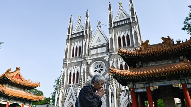 Autoridades chinas refuerzan controles en reuniones navideñas y actos públicos