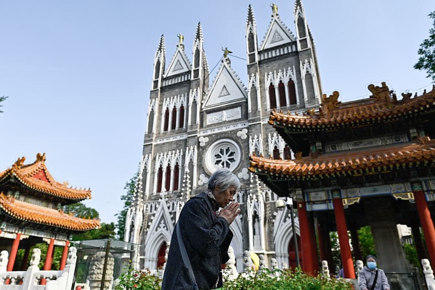 Una mujer reza en la iglesia católica de Xishiku, en Beijing, el 26 de abril de 2025. (PEDRO PARDO/AFP a través de Getty Images)