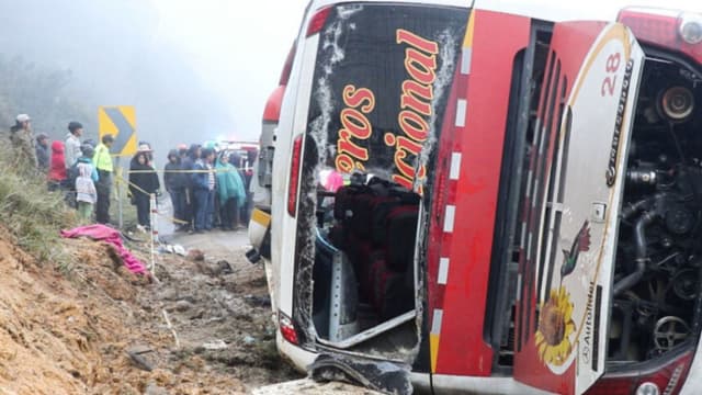 Muere una persona y 25 resultan heridas al caer un autobús a un barranco en Ecuador