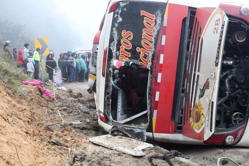 Vista del autobús volcado que se estrelló en la ruta Cuenca-Loja, a 21 kilómetros al sur de la ciudad de Cuenca, en Ecuador, el 1 de septiembre de 2018. (ADAN CABRERA/AFP vía Getty Images)