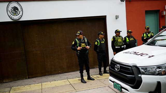 Perú refuerza la seguridad en la embajada de México por riesgo de fuga de ex primera ministra