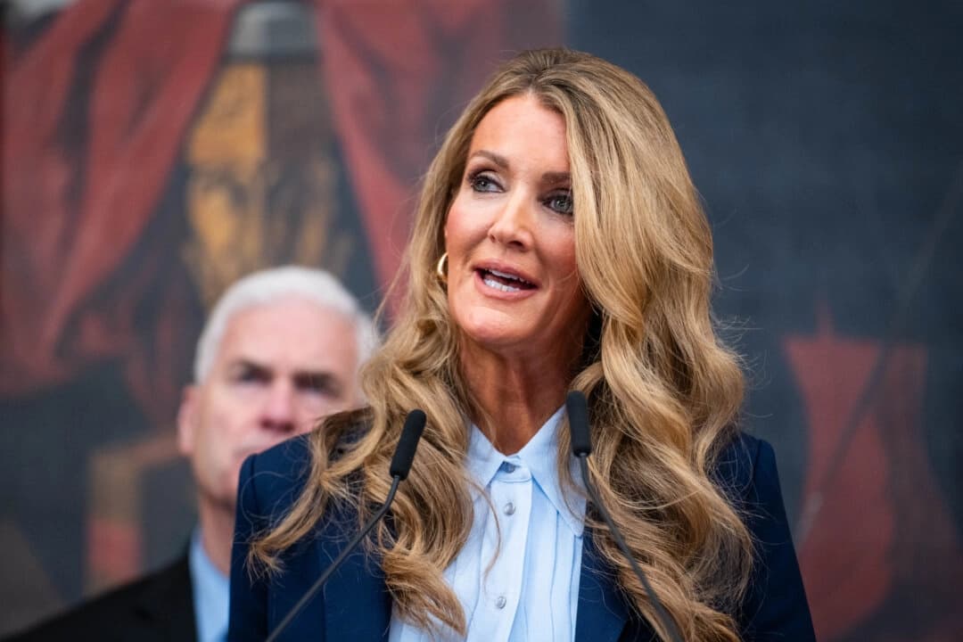 La directora de la Administración de Pequeñas Empresas, Kelly Loeffler, habla durante una rueda de prensa en Washington el 27 de octubre de 2025. Madalina Kilroy/The Epoch Times