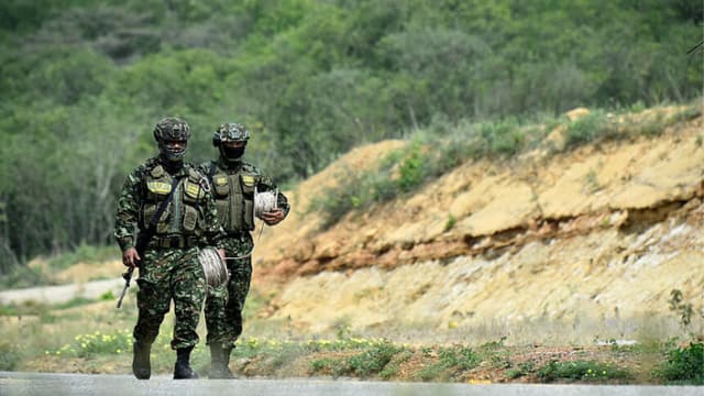 Soldados colombianos participan en una operación en una carretera cerca de Cúcuta, departamento de Norte de Santander, Colombia, el 15 de diciembre de 2025. (SCHNEYDER MENDOZA / AFP vía Getty Images)