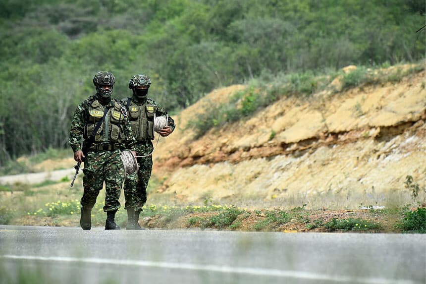 Soldados colombianos participan en una operación en una carretera cerca de Cúcuta, departamento de Norte de Santander, Colombia, el 15 de diciembre de 2025. (SCHNEYDER MENDOZA / AFP vía Getty Images)