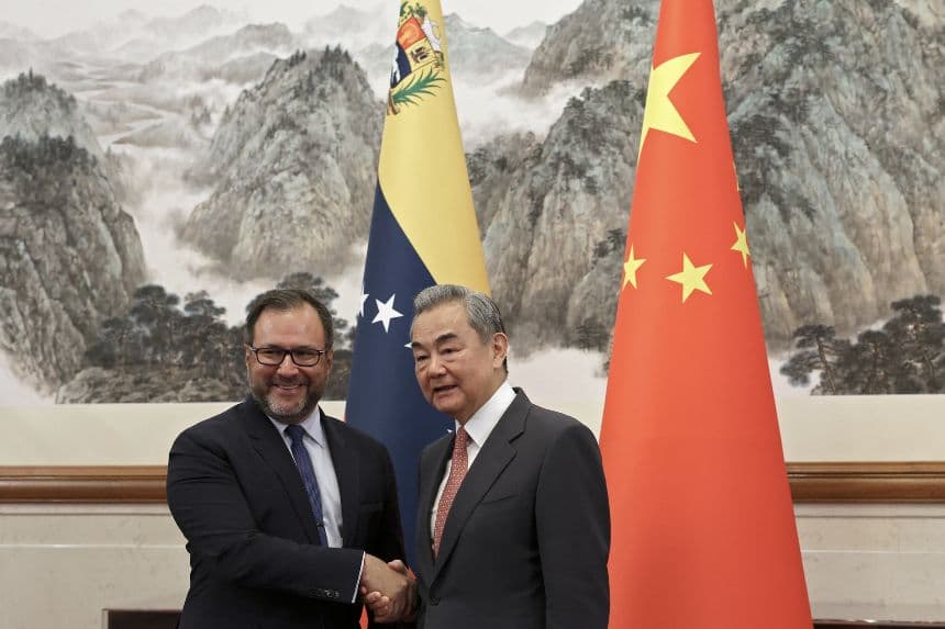 El ministro de Relaciones Exteriores de China, Wang Yi (derecha), y el ministro de Relaciones Exteriores de Venezuela, Yvan Gil, se dan la mano antes de su reunión en la Residencia Oficial de Diaoyutai, en Beijing, el 12 de mayo de 2025. (FLORENCE LO/POOL/AFP vía Getty Images)