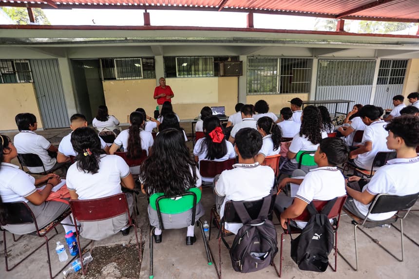 Fotografía de archivo donde se observa a estudiantes tomando clases en una escuela en el balneario de Acapulco, en Guerrero (EFE/ David Guzmán)