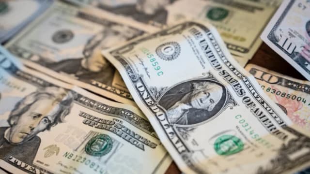 El dólar estadounidense se encamina a su mayor caída anual desde 2003