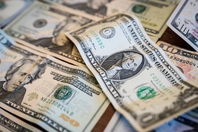 El dólar estadounidense se encamina a su mayor caída anual desde 2003