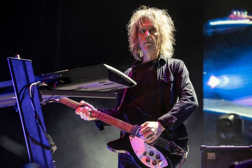Perry Bamonte, de The Cure, actúa en el North Island Credit Union Amphitheatre el 20 de mayo de 2023 en Chula Vista, California. (Harmony Gerber/Getty Images)