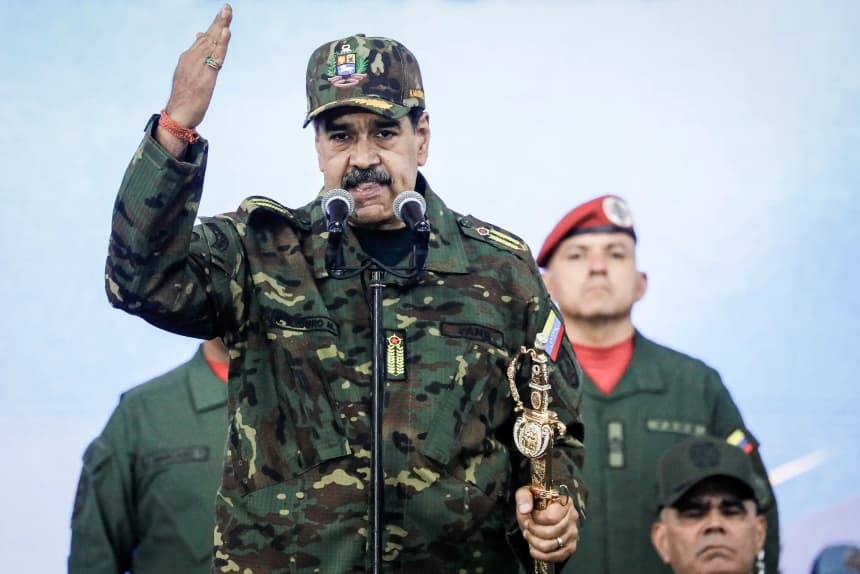 El líder venezolano Nicolás Maduro sostiene la espada de Simón Bolívar mientras habla en un mitin contra una posible escalada de las acciones de Estados Unidos hacia el país, en la base militar de Fort Tiuna, en Caracas, Venezuela, el 25 de noviembre de 2025. (Leonardo Fernández Viloria/Reuters)